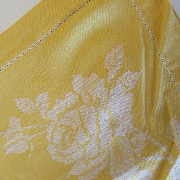 4 Gold & white Rose embossed cloth napkins and Tablecloth - Picture 14 of 15